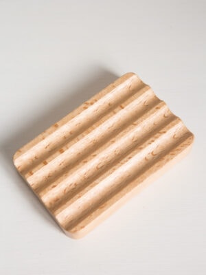 Saboneteira clássica em madeira ondulada